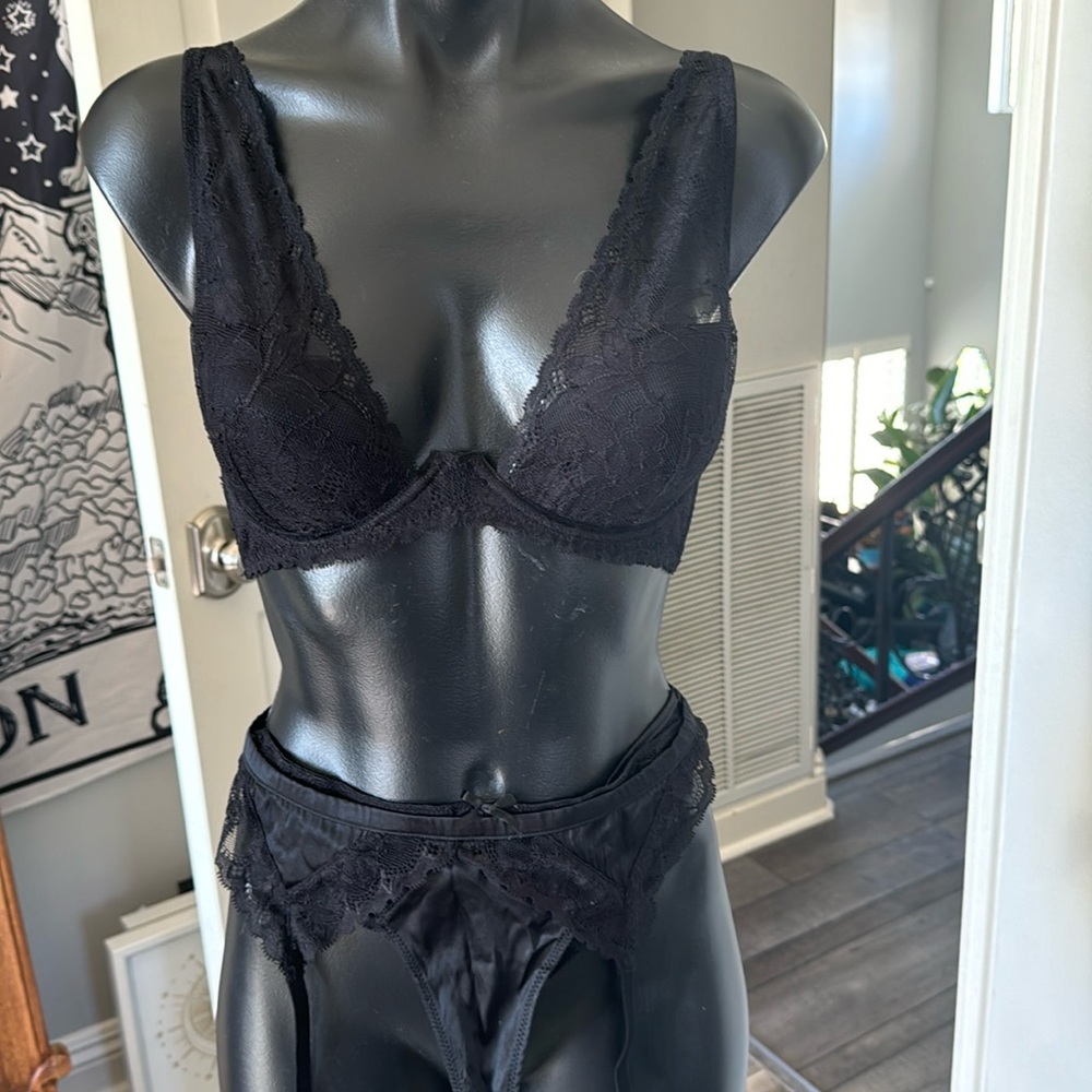 Fleur du mal - full black lace set - 32/34D (FR 90) size 2 thongs & garter